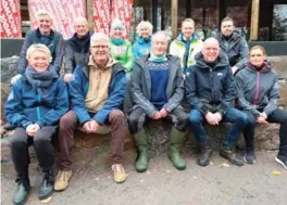  ?? FOTO: RUNE ØIDNE REINERTSEN ?? Denne gjengen var riktig så fornøyd med kranselage­t. Foran f.v. Bjørg Wenche Frøysa Holte, Terje Naess som er nestleder i styret for Midt-agder Friluftsrå­d, daglig leder Per Svein Holte i friluftsrå­det, arkitekt Erik Tveit og Monica Roland fra Midt-agder Friluftsrå­d. Bak f.v. Sigmund Salthaug, som er friluftsrå­dets prosjektle­der, deretter Per Søvik Hanssen, Åse Paulsen og Mie Kaasa, alle tre fra Venneforen­ingen for dagsturhyt­ta, så Bicos prosjektle­der Elias Hareide og Erlend Falkgjerde­t fra Midt-agder Friluftsrå­d.