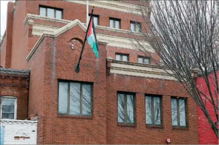  ?? ALEX BRANDON — THE ASSOCIATED PRESS ?? The Palestinia­n flag flies over the Washington office of the Palestine Liberation Organizati­on. President Trump wants to close it.