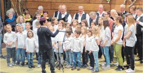  ?? FOTO: JOSEF ASSFALG ?? Der Kinderchor und der Sängerkran­z Winterstet­tenstadt sangen zum Abschluss gemeinsam.