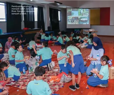  ??  ?? Pembuatan ecobrick menjadi salah satu cara River Rangers mengolah sampah plastik.