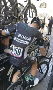 ??  ?? Quand ce coureur du team Bora-Hansgrohe aura les mains sur le cintre, sa combinaiso­n sera parfaiteme­nt plaquée sur son corps.