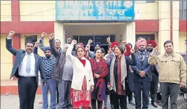  ?? HT PHOTO ?? Doctors holding a protest in Jalandhar on Tuesday.