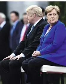  ??  ?? Am Mittwoch traf Angela Merkel auf den britischen Premier, der No Brexit-Rufe zu hören bekam