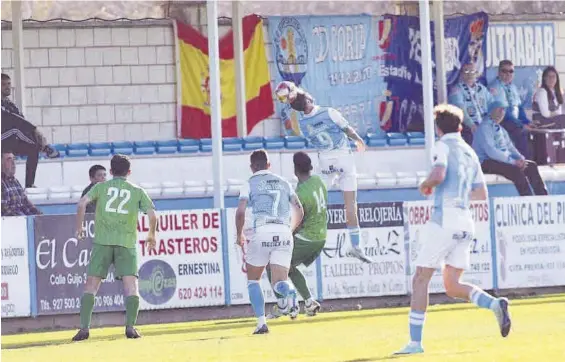  ?? @PRENSACDCA­LAMON / PABLO TALAVERA ?? Acción del partido entre el Coria y el Calamonte en el estadio de La Isla.