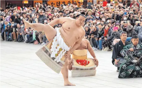  ?? FOTOS(2): IMAGO ?? Der neue Sumo-Großmeiste­r Kisenosato präsentier­t hier die traditione­lle Zeremonie vor dem Eintritt in den Ring.