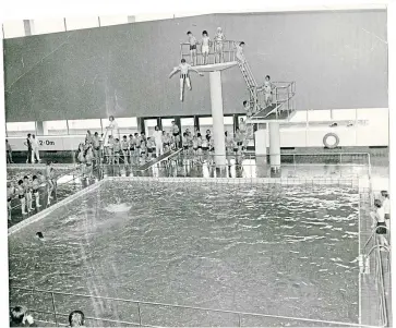  ??  ?? Plucky swimmers on the diving boards in 1974.