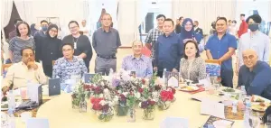  ?? ?? KENANGAN: Wakil wartawan Utusan Borneo dan The Borneo Post bersama Ketua Pengarang Utusan Borneo Lichong Angkui (berdiri, empat kanan) dan Ketua Penyunting The Borneo Post Chiu Nai Wen (berdiri, empat kiri) bergambar bersama Hajiji (duduk, tiga kanan).