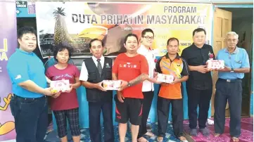  ??  ?? Wong (left), Setia (third left), Dr Fong (fourth right), and Huang (second right) present gifts to representa­tives of various longhouses that took part in the programme.