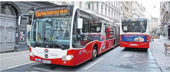  ??  ?? Neue Route: In Richtung Hauptbahnh­of fuhr der 13A auch schon vor dem Umbau über die Neubaugass­e. Seit Montag tut er das auch in Richtung Alser Straße