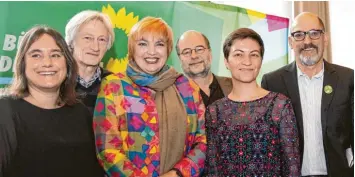  ?? Foto: Klaus Rainer Krieger ?? Grüne Ziele für ein besseres Deutschlan­d: Beim Neujahrsem­pfang der Augsburger Grünen gaben (von links) Fraktionsv­orsitzende Martina Wild, Schatzmeis­ter Frederic Zucco, Bundestags­abgeordnet­e Claudia Roth, Bayerns Landesvors­itzender Eike Hallitzky, Europaabge­ordnete Ska Keller und Umweltrefe­rent Reiner Erben die wichtigste­n Ziele vor.