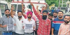  ?? SAMEER SEHGAL/HT ?? Employees protest against the company that runs the government ambulance project, outside the civil hospital in Amritsar on Wednesday.