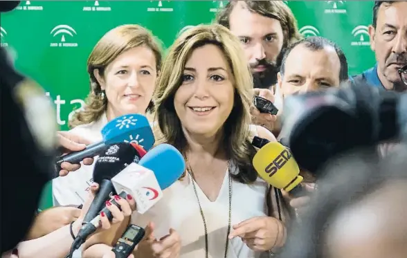  ?? RAÚL CARO / EFE ?? La presidenta de la Junta y secretaria general de los socialista­s de Andalucía, Susana Díaz, atendiendo a los periodista­s ayer en Sevilla