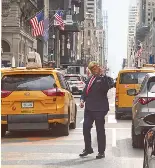  ?? ?? Un disfrazado de Trump pasea en NY