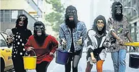  ??  ?? Guerrilla Girls. Siete chicas con máscaras de gorilas se expresan contra la muestra sexista con la que abrió el MoMA de Nueva York, en 1985.