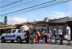  ?? rAfAEL PAcHEco ?? El abastecimi­ento con tanques y camiones cisterna forma parte de las medidas paliativas que el AyA presentó ayer.