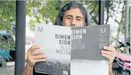  ?? Foto |Darío Augusto Cardona | LA PATRIA ?? Carlos Pineda muestra la portada de su trabajo que imprimió en papel periódico y que publicó con sus propios recursos.