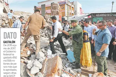  ??  ?? | La reconstruc­ción, calculó Peña Nieto, costará más de 38 mmdp