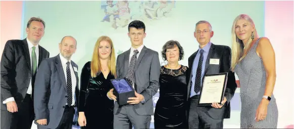  ??  ?? The Pover family from Tarporley receive the Champion of Champions award at the 2015 Your Champions gala night at the Crowne Plaza Hotel in Chester joined by Olympic swimmer Sharron Davies, Alastair Machray from Trinity Mirror and Neil Clitheroe from...