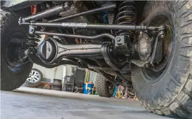  ?? ?? BEND ABILITY The FJ80 Landcruise­r front axle gives a healthy dose of off-road ability to the Stout.