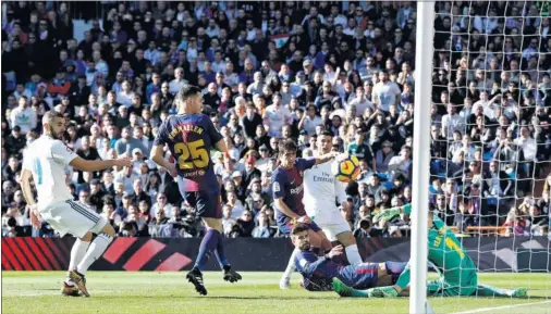  ??  ?? SIN GOL. Ante el Barcelona, el Madrid se quedó en blanco. Es la cuarta vez que le sucede en las 17 jornadas de Liga que ha jugado.