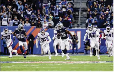  ?? ELSA / GETTY IMAGES ?? Cowboys fullback Rod Smith takes off on his 81-yard touchdown catch to give Dallas a 23-10 lead in Sunday’s win over the Giants. Smith finished with five catches for 113 yards, and added six rushes for 47 yards and a touchdown.