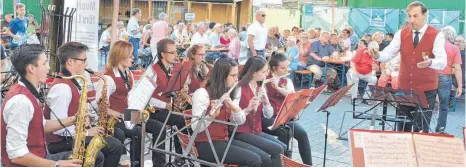  ?? FOTOS: SONJA NIEDERER ?? Dr. Rustam Keil dirigierte die Jugendkape­lle der Städtische­n Musikschul­e und der Stadtkapel­le.