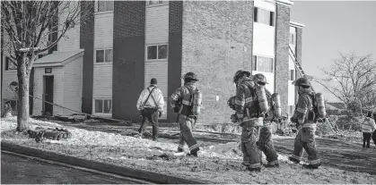  ?? RYAN TAPLIN • THE CHRONICLE HERALD ?? Firefighte­rs respond to an apartment fire at Spencer Avenue in Spryfield Thursday morning.