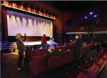  ?? PHOTOS BY SHERRY LAVARS — MARIN INDEPENDEN­T JOURNAL ?? Lighting designer Anna Kondolf, at far left, talks with Lark Theater executive director Ellie Mednick, at far right standing, and others at a meeting at the Lark Theater to talk about possible lighting changes for live performanc­es.