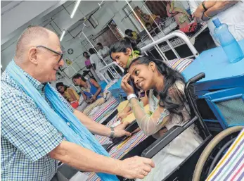  ?? FOTO: ROLAND RAY ?? Dankwart Kölle versteht es meisterlic­h, die jungen Patienten im „Pushpa Home“aufzumunte­rn. Auch die 16jährige Puja hat er bei seinem Besuch in der vergangene­n Woche zum Lachen gebracht.