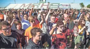  ?? TOM TINGLE/THE REPUBLIC ?? Hundreds of students march at Mountain Ridge High in Glendale.