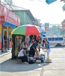  ?? ALONSO TENORIO ?? Durante la temporada de cruceros, cientos de limonenses se dedican a vender artesanías y otros artículos en las calles.