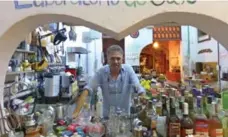  ?? LINDA BARNARD ?? Café philosophe­r Café del Mural, down a narrow Getsemani street, is where David Arzayus, 46, shares knowledge toiling amid beakers and burners in his “coffee laboratory,” to craft the best coffee you’ve ever had. The former Bogota civil engineer and...