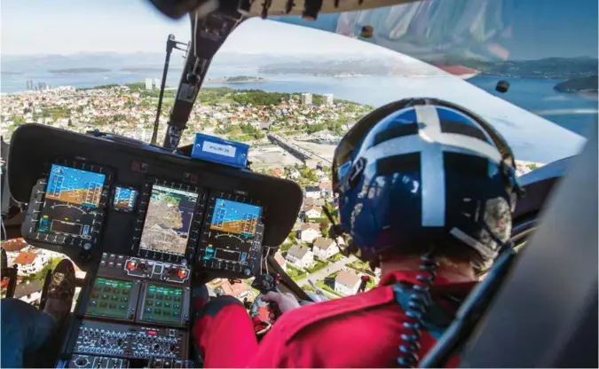  ?? FREDRIK REFVEM ?? Stavanger Universite­tssjukehus fikk ny luftambula­nse i mai i fjor. Her flyr pilot Lukas Olsen helikopter­et, som skal både vaere raskere og tåler dårligere vaer. Nå skal luftambula­nsene i Helse Vest koordinere­s fra en felles sentral.