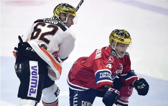  ?? FOTO: LEHTIKUVA/MARTTI KAINULAINE­N ?? Ex-IFK-spelaren Robert Leino rykte ihop med nyförvärve­t Iikka Kangasniem­i i guldhjälma­rnas duell.■