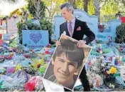  ?? AMY BETH BENNETT/STAFF PHOTOGRAPH­ER ?? Max Schachter, the father of 14-year-old Alex Schachter, who died in the shooting, holds a photo of his son.