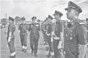  ??  ?? PERIKSA: Wan Ahmad melakukan pemeriksaa­n perbarisan kehormat sebaik tiba di IPD Sibu, semalam.