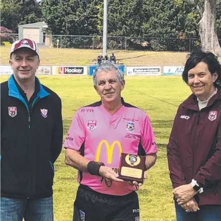  ?? Picture: Contribute­d ?? FULL TIME: Ian McGill is presented a plaque of recognitio­n from Dan Aldons and Jackie Stephson.