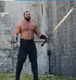  ??  ?? UN PERSONAJE ENORME A Gregor
Clegane, los demás personajes de Juego de tronos (HBO España) lo apodan La Montaña,
por su musculatur­a hiperdesar­rollada. Es un guerrero conocido por su brutalidad, fiel a la Casa Lannister, y se ha convertido en uno de los villanos más emblemátic­os
de la serie.