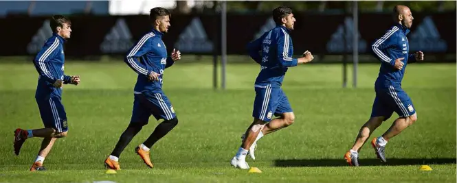  ?? MartÌn Zabala - 16.mai.2018/Xinhua ?? Nicolás Tagliafico, Manuel Lanzini, Eduardo Salvio e Javier Mascherano participam de treino da Argentina para a Copa do Mundo da Rússia