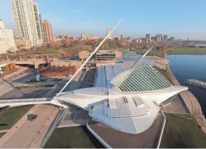  ?? MIKE DE SISTI / MDESISTI@JOURNALSEN­TINEL.COM ?? The top of the Milwaukee Art Museum features a white, winged Santiago Calatrava structure.