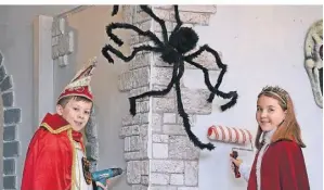  ?? FOTO: AKK ?? Nico Niedrig und Mila Ryschka fahren am Tulpensonn­tag beim Zug der Kinder in Alpen im Prinzenwag­en.