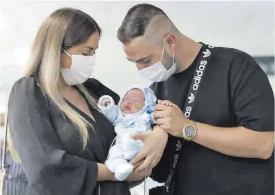  ?? Toni Albir / Efe ?? Jesús en brazos de sus padres, ayer en el Hospital Clínic de Barcelona.