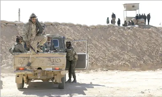  ??  ?? عناصر من قوات سوريا الديمقراطي­ة يتمركزون في مواجهة {داعش} في مدينة دير الزور (رويترز)