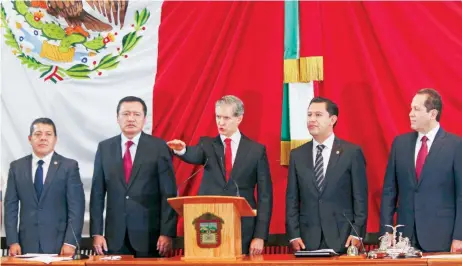  ??  ?? Durante la ceremonia de cambio de poderes en el Congreso estatal, Alfredo del Mazo Maza dijo que es momento de dejar atrás las diferencia­s de opinión.