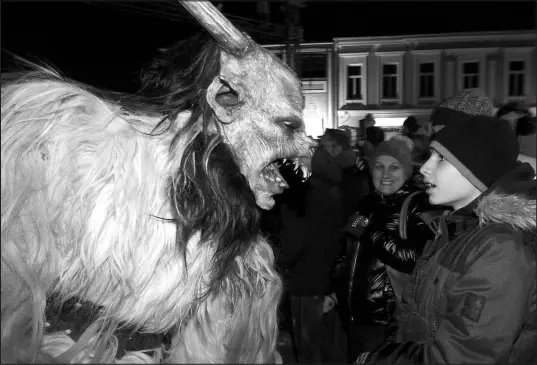  ?? RONALD ZAK / ASSOCIATED PRESS FILE (2019) ?? A Krampus scares spectators Nov. 30, 2019, during a traditiona­l Krampus run in which men and women dress up as pagan Krampus figures to scare people in Hollabrunn, Austria.