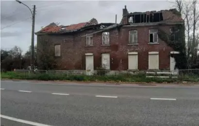  ?? FOTO DIRK ROEFFLAER ?? Om plaats te maken voor de omleidings­weg zullen eerst deze krotten aan de Maastricht­ersteenweg worden afgebroken.