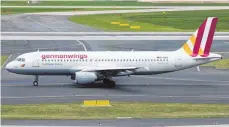  ?? FOTO: DPA ?? Ein Airbus A320 der Germanwing­s rollt 2014 über das Rollfeld vom Flughafen Düsseldorf. Dieses Flugzeug ist in Frankreich abgestürzt.