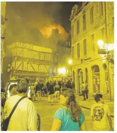  ??  ?? De nombreux badauds ont été témoins de l’incendie. Des gendarmes de Dinan et d’Evran sont intervenus pour évacuer une partie des habitants du quartier et faciliter le travail des pompiers. (photo David Robert)