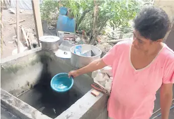  ??  ?? SUMINISTRO. Esta vecina comenta que el agua que recibe llega de color amarillo y sucia.