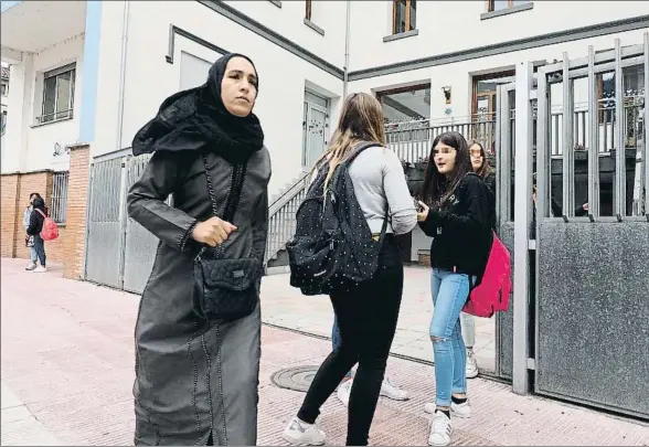  ?? PERE DURAN / NORD MEDIA ?? Alumnos de la escuela Vedruna de Ripoll, ayer a las puertas del colegio en el primer día de clase